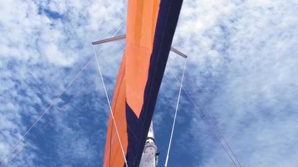 Vista de la vela mayor, vela mayor y mástil de un velero contra el cielo azul del verano. — Vídeos de Stock