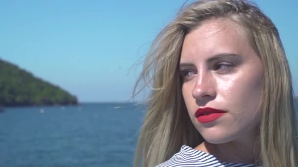 Retrato de una joven con cabello rubio y labios rojos haciendo rodar los ojos. — Vídeo de stock