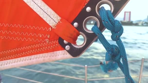 Close up zicht op touw knoop gebonden aan een grootzeil van een zeilboot. — Stockvideo