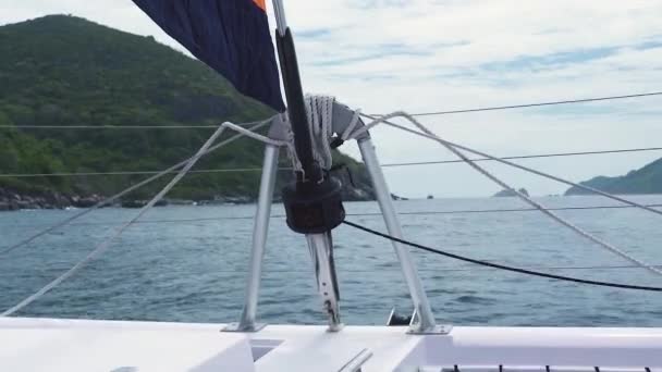 Teknenin güvertesinden güzel bir tropikal adaya doğru giden manzarayı izle.. — Stok video