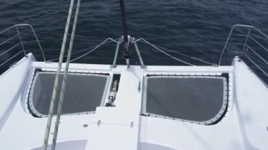 Gündüz vakti okyanusun derinliklerinde yelken açan yelkenlinin ön görüntüsü..