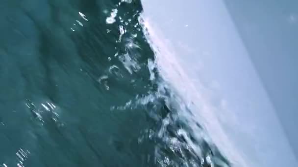 Macro view on the bow of a fast moving sailboat in the ocean on sunny day. — Stock Video