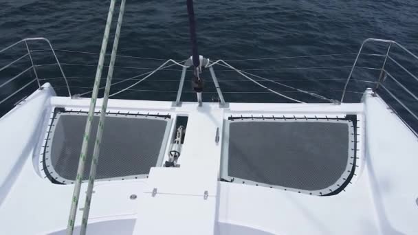 Gündüz vakti okyanusun derinliklerinde yelken açan yelkenlinin ön görüntüsü.. — Stok video