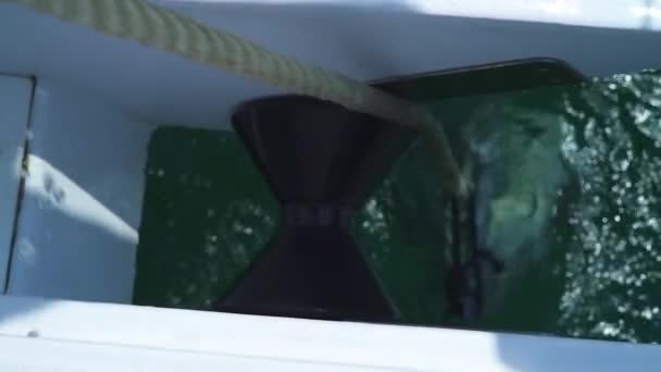 Vista de cerca de la cuerda de anclaje que es jalada por una mano de hombre fuera del agua. — Vídeos de Stock