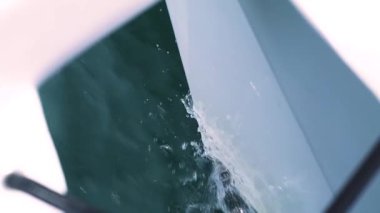 Denizde hızla giden bir yelkenlinin önünü kapatın..