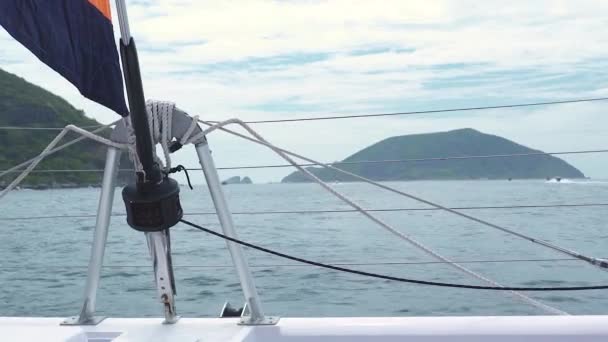 Barco navegando no oceano ondulado no verão vista a bordo do convés . — Vídeo de Stock