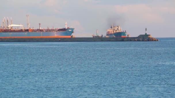 穏やかな海からの貨物港の眺め、港に停泊する貨物船. — ストック動画