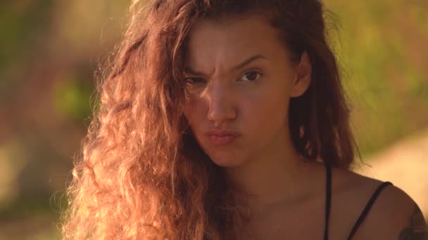 Fiatal nő göndör haj emelés szemöldök és így aranyos őrült arc. — Stock videók