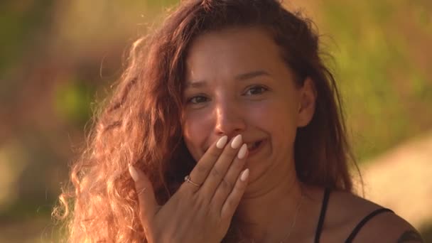 Portrét mladé brunetky žena dělat legrační oops tvář výraz venkovní. — Stock video