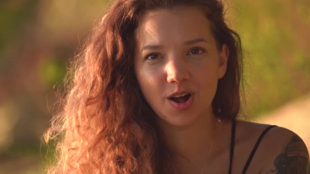 Portrait de jeune femme joyeuse faisant visage de canard drôle expression faciale. — Video