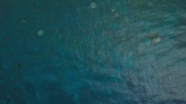 Mercan manzaralı zümrüt mavisi el değmemiş okyanusun yukarıdan aşağı görüntüsü..