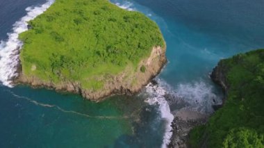 Yeşil yemyeşil adalarla kaplı tropikal okyanus manzarası..