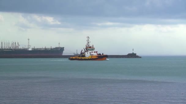 Hlídkový člun odplouvá do přístavu a pluje po klidném oceánu.. — Stock video
