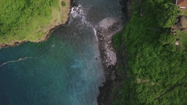 Flygbilder över en tropisk ö med blå havslagun och grön klippkant — Stockvideo