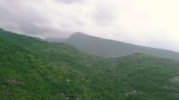 Vista aérea da aldeia rural nas montanhas cheias de vegetação tropical exuberante . — Vídeo de Stock