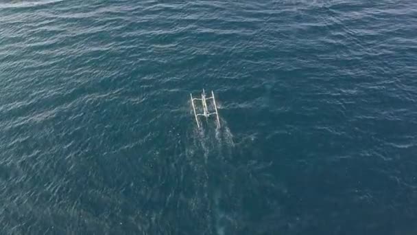 Veduta aerea della barca turistica asiatica che si muove veloce nell'oceano ondulato il giorno d'estate. — Video Stock