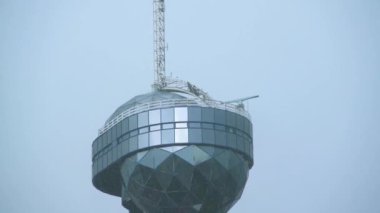 Gökyüzü arka planında yağmurlu bir günde liman trafik kontrol kulesinin görüntüsünü kapat.