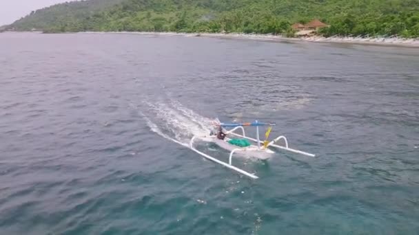 Imágenes del dron de un pescador en un pequeño barco de pesca blanco navegando rápido en el mar — Vídeo de stock