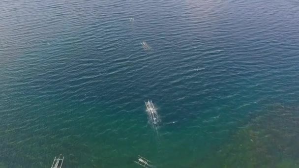 Captura aérea de seguimiento de una lancha que se mueve rápidamente en el mar en el día de verano. — Vídeo de stock