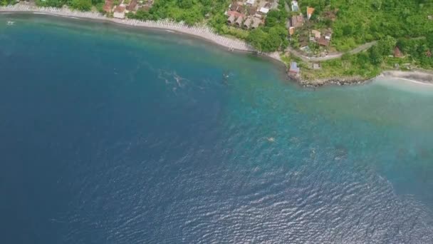 Vista aérea da idílica aldeia rural perto do mar azul tropical . — Vídeo de Stock