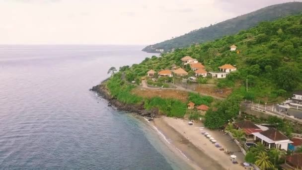 Drón repülés a festői táj és a szikla mellett trópusi üdülőhely nyári napon — Stock videók