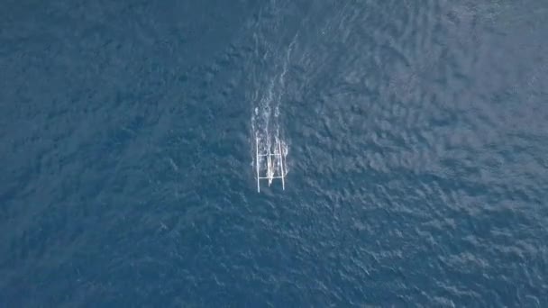 Aerial view of tropical blue ocean with a small boat moving speedily. — Stock Video