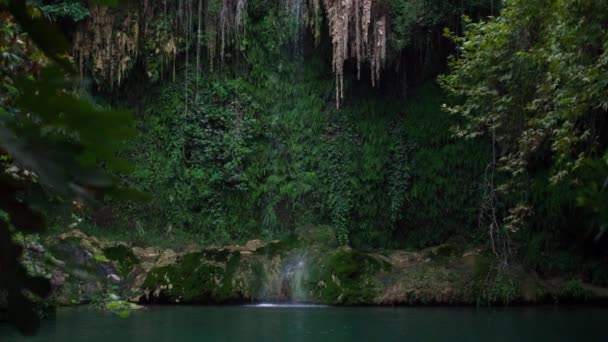 Grandes quedas de cachoeira caem do penhasco em águas calmas do lago — Vídeo de Stock