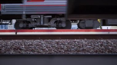 Tren tekerlekleri çalışan tekerlekler vasıtasıyla istasyon görünümünde duruyor