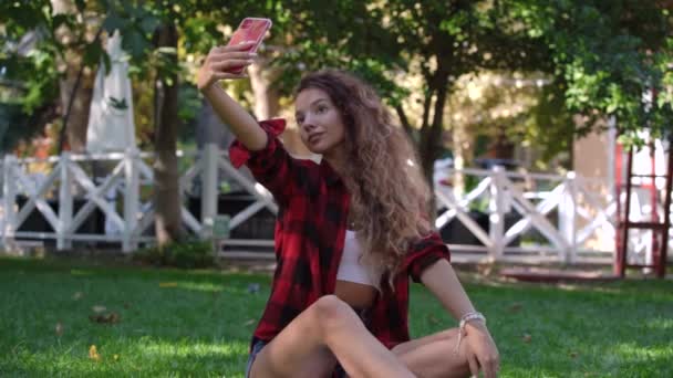 Κομψό νεαρή γυναίκα κάνει selfie σε smartphone καθορισμό των μαλλιών — Αρχείο Βίντεο