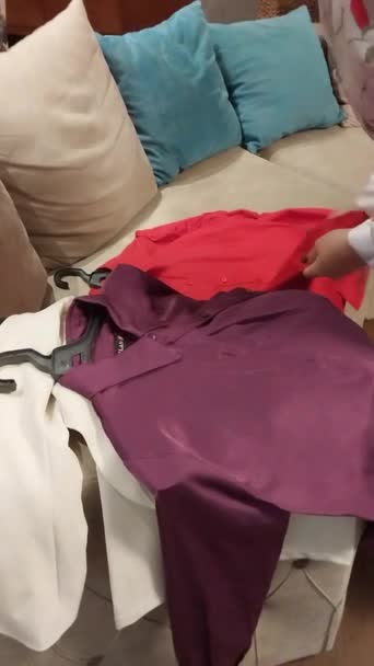 Preparando Roupa Para Wemen Casual Mood Moda Mesa Seu Salão — Vídeo de Stock