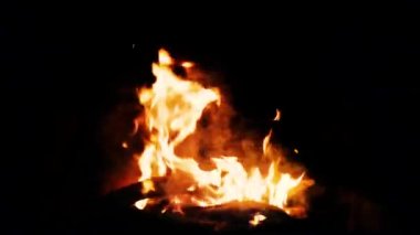 Alevler ve kıvılcımlar yavaş çekimde