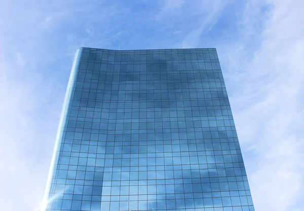 Красивое Бизнес Здание Яркое Солнце Отражающееся Стекле Современного Здания — стоковое фото