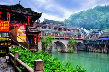 Hunan, Çin - 16 Haziran 2014: Eski evlerde Hunan, Çin ilçesinde Fenghuang. Fenghuang eski şehir Unesco Dünya Mirası geçici listesi kültürel Kategori eklendi.