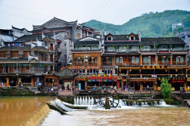 Hunan, Çin - 16 Haziran 2014: Eski evlerde Hunan, Çin ilçesinde Fenghuang. Fenghuang eski şehir Unesco Dünya Mirası geçici listesi kültürel Kategori eklendi.
