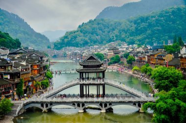 Hunan, Çin - 16 Haziran 2014: Eski evlerde Hunan, Çin ilçesinde Fenghuang. Fenghuang eski şehir Unesco Dünya Mirası geçici listesi kültürel Kategori eklendi.