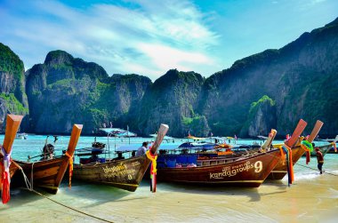 Krabi, Tayland - 13 Ağustos 2013: ahşap long tail tekne bekle Maya beach geçmeye Turizm yolcu için