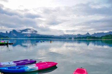 Surat Thani, Tayland - Ağustos 26, 2014:500 Rai Resort Khao Sok Milli Park (Cheow Lan Barajı, Ratchaprapha baraj veya Rajjaprabha Barajı), Suratthani, Tayland