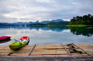 Surat Thani, Tayland - Ağustos 26, 2014:500 Rai Resort Khao Sok Milli Park (Cheow Lan Barajı, Ratchaprapha baraj veya Rajjaprabha Barajı), Suratthani, Tayland