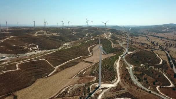 Vista aérea de moinhos de vento nas montanhas, turbinas eólicas. Turbina eólica close-up — Vídeo de Stock