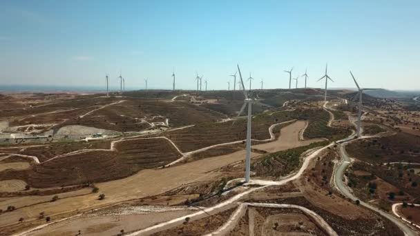 Yel değirmenleri dağlarda Rüzgar güç türbinleri hava görünümünü. Arka planda, deniz — Stok video