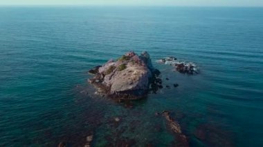 Deniz, inanılmaz bir manzara, bir köprü üzerinden helikopter ortasında büyük bir taş