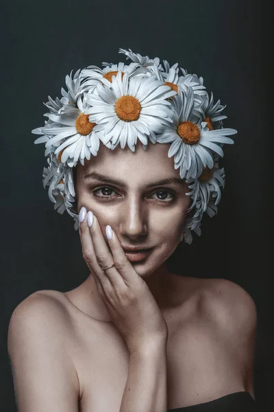 Piękna Kobieta Portretem Głowy Stokrotki — Zdjęcie stockowe