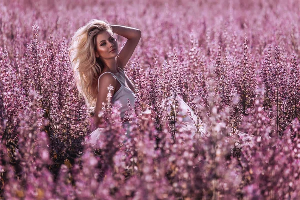 Pembe tarlada güzel bir kadın