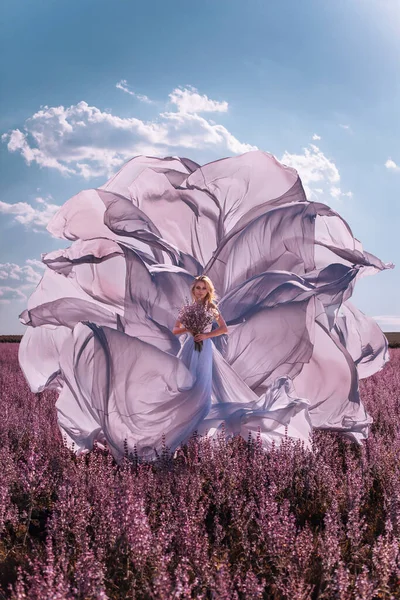 Schöne Frau Rosa Feld — Stockfoto