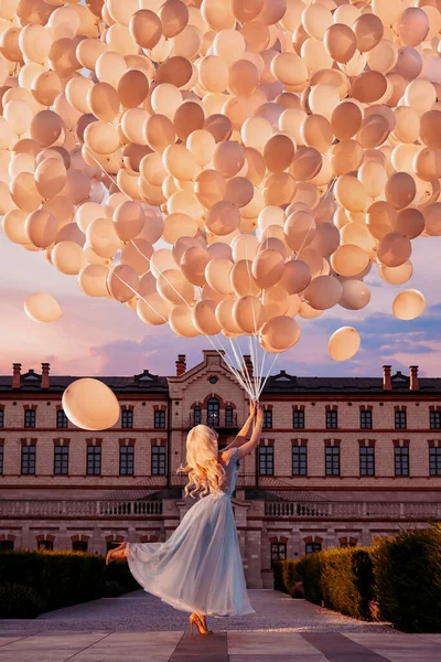 Krásná Žena Balónky Blízkosti Hradu — Stock fotografie