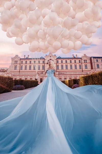 Kalenin Yanında Balonları Olan Güzel Bir Kadın — Stok fotoğraf