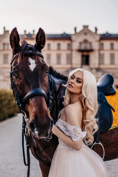 Schöne Frau Mit Pferd Der Nähe Von Schloss — Stockfoto
