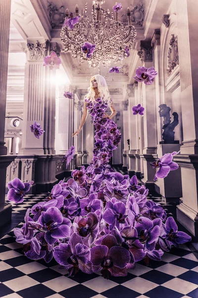 Orkide Çiçekli Elbiseli Güzel Kadın — Stok fotoğraf