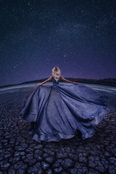Hermosa Mujer Lago Seco Noche —  Fotos de Stock