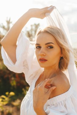 Beyaz elbiseli güzel kadın.